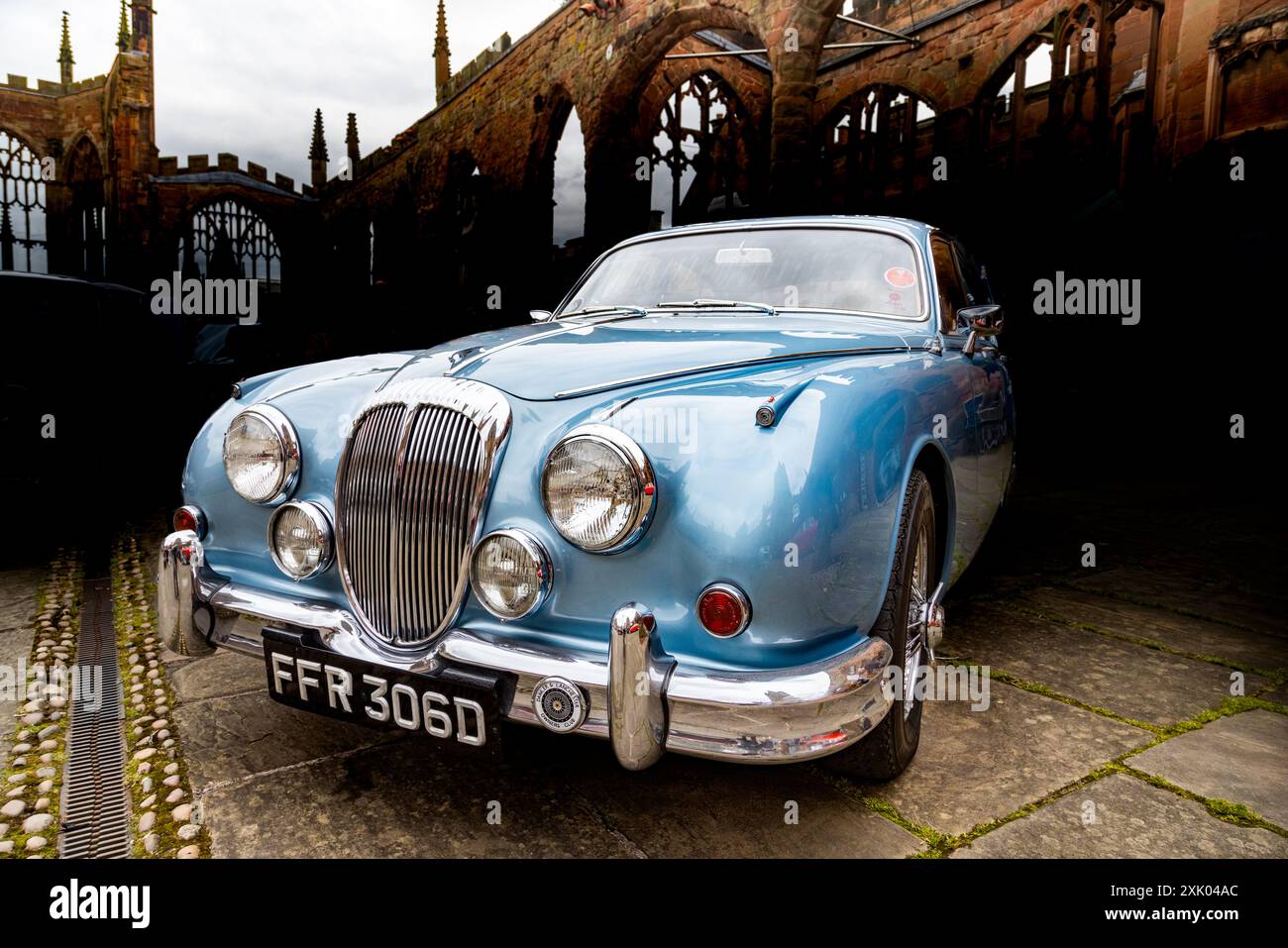 Un Daimler 2,5 litres V8 photographié dans les ruines de la cathédrale de Coventry pendant le Coventry Motofest. Banque D'Images