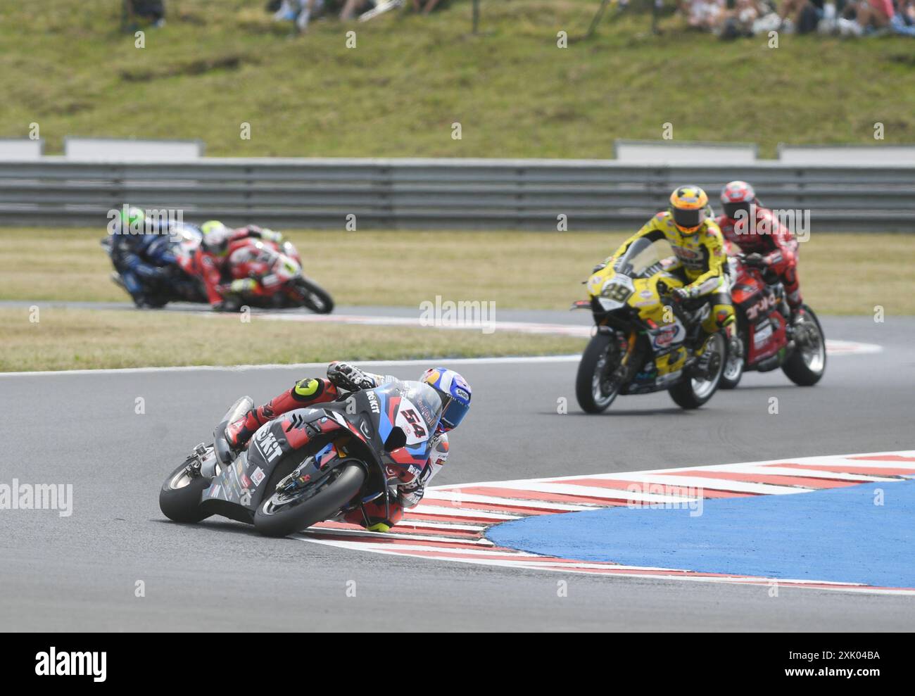 MOST, République tchèque. 20 juillet 2024. Toprak Razgatlioglu de Turquie (avant) (ROKiT BMW Motorrad WorldSBK Team) a remporté le championnat du monde Superbike (WSBK) à l'Autodrom Most local, République tchèque, le 20 juillet 2024. Crédit : Jan Stastny/CTK photo/Alamy Live News Banque D'Images