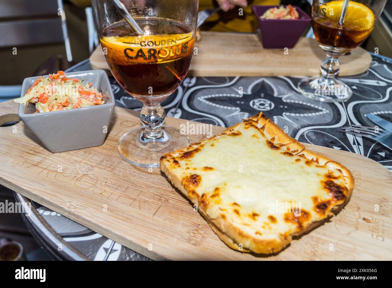 Salade croque-monsieur (rarebit gallois) et bière Gouden Carolus, bistrot la Taverne Vauban, Bergues, hauts de France Banque D'Images