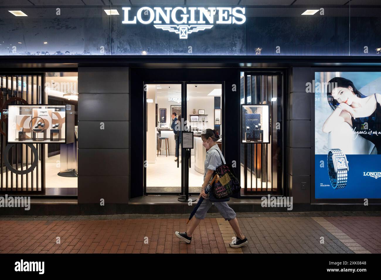 Hong Kong, Chine. 1er mai 2024. Un acheteur passe devant la marque horlogère suisse de luxe Longines, magasin vu à Hong Kong. (Crédit image : © Sebastian Ng/SOPA images via ZUMA Press Wire) USAGE ÉDITORIAL SEULEMENT! Non destiné à UN USAGE commercial ! Banque D'Images
