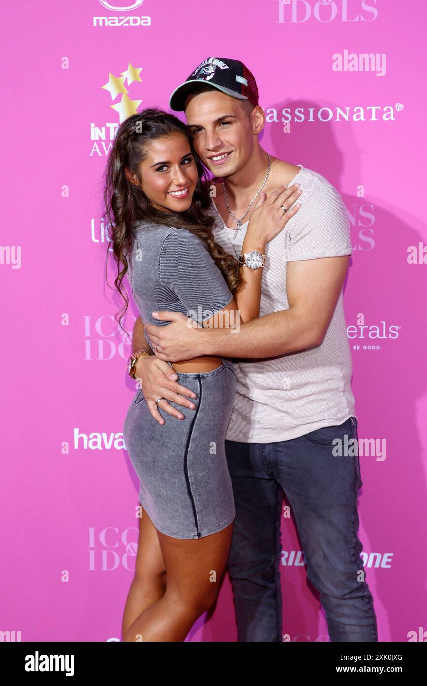 Sarah Lombardi und Pietro Lombardi BEI der Verleihung des InTouch Award 2016 in der Nachtresidenz. Auf die Hochzeit 2013 folgte Alessios Geburt, 2016 trennte sich das Paar schließlich wieder. Düsseldorf, 29.09.2016 NRW Deutschland *** Sarah Lombardi et Pietro Lombardi lors de la cérémonie de remise des prix InTouch 2016 au Nachtresidenz le mariage en 2013 a été suivi par la naissance d'Alessios, et le couple s'est finalement séparé en 2016 Düsseldorf, 29 09 2016 NRW Allemagne Copyright : xChristophxHardtx Banque D'Images