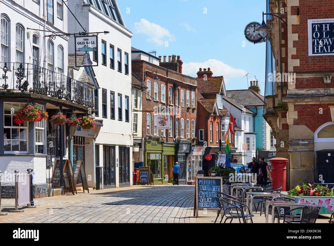 High Street à Hemel Hempstead Old Town, Hertfordshire, Royaume-Uni, vers le sud, avec l'ancien hôtel de ville sur la droite Banque D'Images