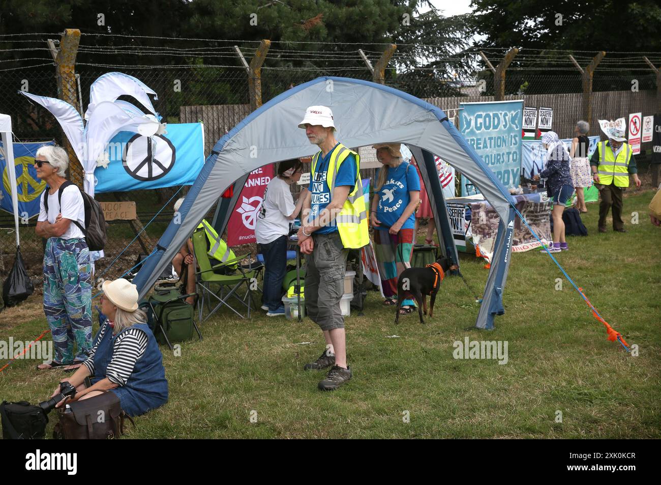 Lakenheath, Angleterre, Royaume-Uni. 20 juillet 2024. Les manifestants se rassemblent pour écouter des discours devant la base aérienne de Lakenheath, pendant la manifestation. La manifestation a été organisée par la campagne pour le désarmement nucléaire (CND), dont les partisans s'opposent au retour potentiel des armes nucléaires dans les bases militaires au Royaume-Uni, telles que la RAF Lakenheath après qu'il a été signalé que les États-Unis ont l'intention de résister aux bombes nucléaires sur la base. Après une protestation soutenue, les armes nucléaires ont été retirées de Lakenheath en 2008. (Crédit image : © Martin Pope/ZUMA Press Wire) USAGE ÉDITORIAL SEULEMENT! Non destiné à UN USAGE commercial ! Banque D'Images