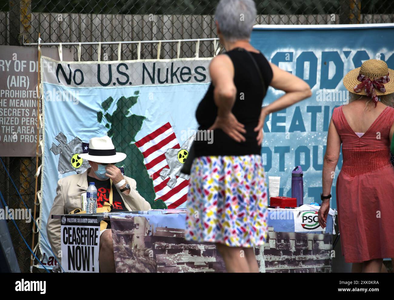 20 juillet 2024, Lakenheath, Angleterre, Royaume-Uni : les manifestants se rassemblent près d'un panneau attaché à l'escrime disant˜non aux armes nucléaires américaines' devant la base aérienne de Lakenheath, pendant la manifestation. La manifestation a été organisée par la campagne pour le désarmement nucléaire (CND), dont les partisans s'opposent au retour potentiel des armes nucléaires dans les bases militaires au Royaume-Uni, telles que la RAF Lakenheath après qu'il a été signalé que les États-Unis ont l'intention de résister aux bombes nucléaires sur la base. Après une protestation soutenue, les armes nucléaires ont été retirées de Lakenheath en 2008. (Crédit image : © Martin Pope/ZUMA Press Wire) USAGE ÉDITORIAL UNIQUEMENT Banque D'Images