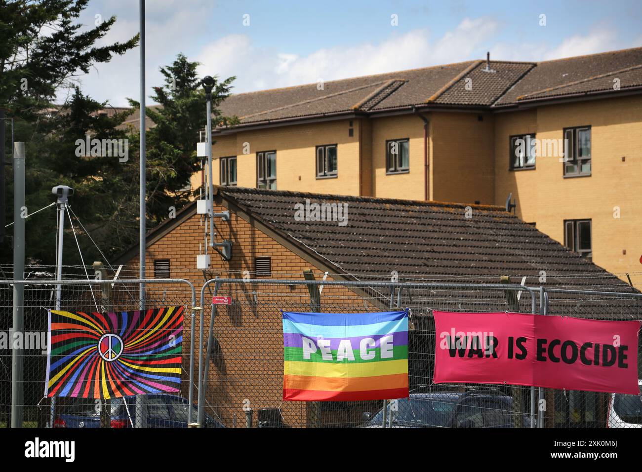 Lakenheath, Angleterre, Royaume-Uni. 20 juillet 2024. Les manifestants laissent des pancartes attachées à la clôture devant la base aérienne de Lakenheath, pendant la manifestation. La manifestation a été organisée par la campagne pour le désarmement nucléaire (CND), dont les partisans s'opposent au retour potentiel des armes nucléaires dans les bases militaires au Royaume-Uni, telles que la RAF Lakenheath après qu'il a été signalé que les États-Unis ont l'intention de résister aux bombes nucléaires sur la base. Après une protestation soutenue, les armes nucléaires ont été retirées de Lakenheath en 2008. (Crédit image : © Martin Pope/ZUMA Press Wire) USAGE ÉDITORIAL SEULEMENT! Non destiné à UN USAGE commercial ! Banque D'Images