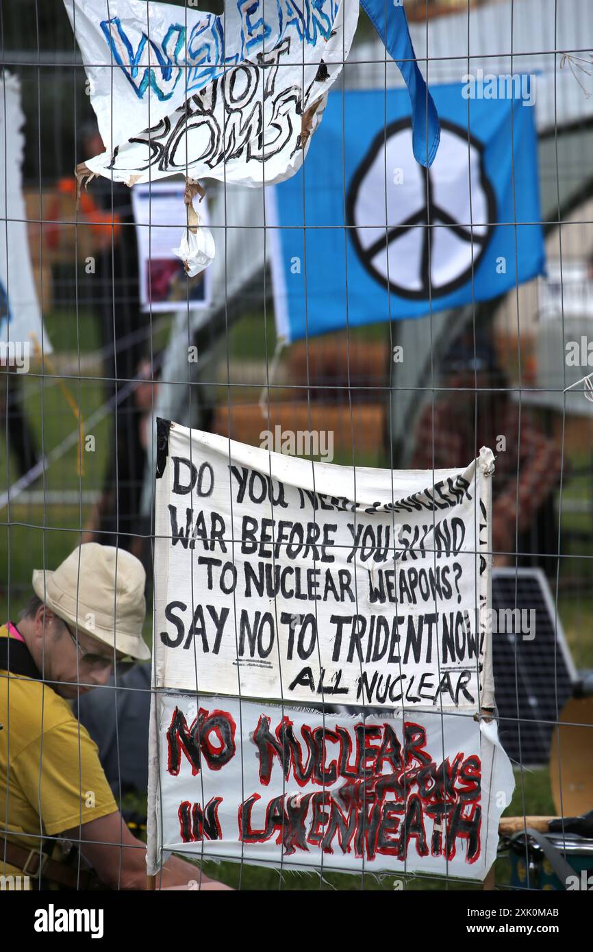 20 juillet 2024, Lakenheath, Angleterre, Royaume-Uni : les manifestants laissent des pancartes contre les armes nucléaires attachées à la clôture devant la base aérienne de Lakenheath, pendant la manifestation. La manifestation a été organisée par la campagne pour le désarmement nucléaire (CND), dont les partisans s'opposent au retour potentiel des armes nucléaires dans les bases militaires au Royaume-Uni, telles que la RAF Lakenheath après qu'il a été signalé que les États-Unis ont l'intention de résister aux bombes nucléaires sur la base. Après une protestation soutenue, les armes nucléaires ont été retirées de Lakenheath en 2008. (Crédit image : © Martin Pope/ZUMA Press Wire) USAGE ÉDITORIAL SEULEMENT! Pas pour Banque D'Images