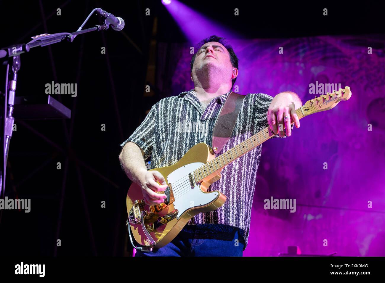 Concert de musique - Nick Mason s Saucerful of secrets - Set The Control Tour Lee Harris joue de la guitare pendant le concert avec le groupe Nick Mason Saucerful of secrets pour le Set Controls UK and Europe Tour 2024, le 9 juillet 2024 à Vicence, en Italie. Vicenza Piazza dei Signori Italie Copyright : xRobertoxTommasinix/xLiveMediax LPM 1449654 Banque D'Images