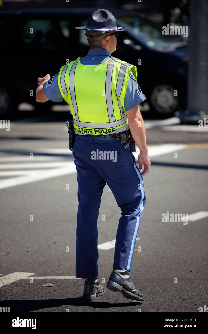 Midtown Manhattan, New York City, États-Unis - un agent de la circulation du NYPD dirige la circulation dans Midtown Manhattan. Banque D'Images
