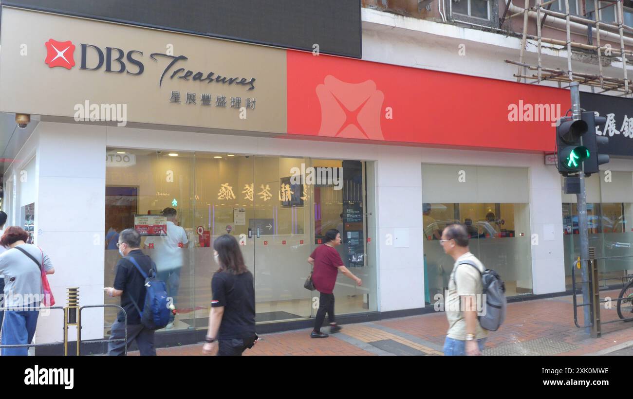Hong Kong, Chine. 3 juillet 2024. Les piétons traversent la rue devant la multinationale singapourienne de services bancaires et financiers, DBS Bank, succursale à Hong Kong, Chine (crédit image : © SERENE Lee/SOPA images via ZUMA Press Wire) USAGE ÉDITORIAL SEULEMENT ! Non destiné à UN USAGE commercial ! Banque D'Images