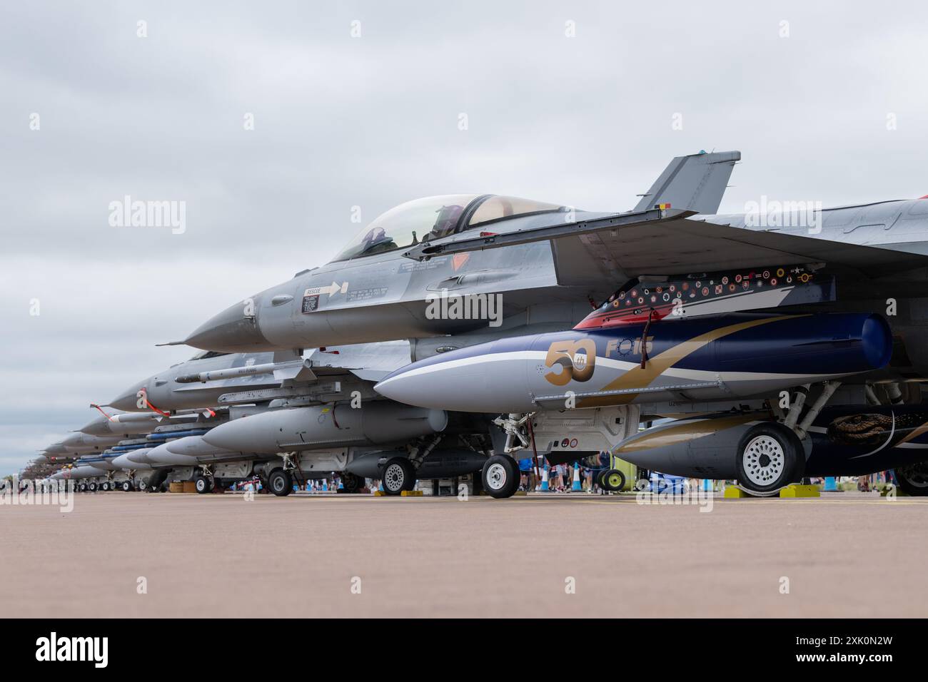 Cirencester, Royaume-Uni. 20 juillet 2024. Le F-16 Fighting Falcon 50e anniversaire se prépare lors du Royal International Air Tattoo 2024 à la RAF Fairford, Cirencester, Royaume-Uni, le 20 juillet 2024 (photo de Cody Froggatt/News images) à Cirencester, Royaume-Uni, le 20/07/2024. (Photo de Cody Froggatt/News images/Sipa USA) crédit : Sipa USA/Alamy Live News Banque D'Images