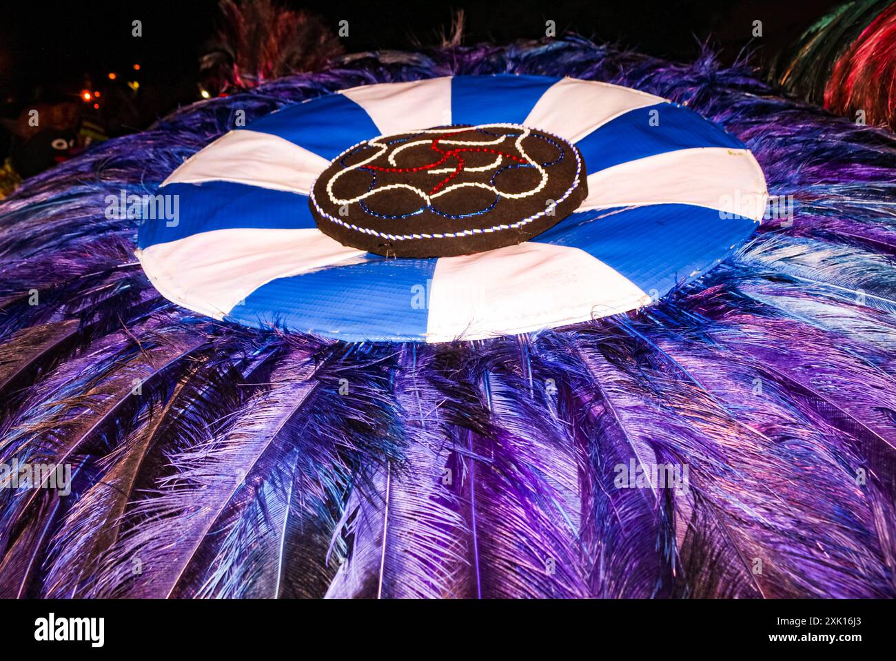 Coiffe typique, décorée de plumes et de tissu coloré, de l'homme à plumes, un personnage de la danse folklorique de l'état de Maranhão, Brésil. Banque D'Images