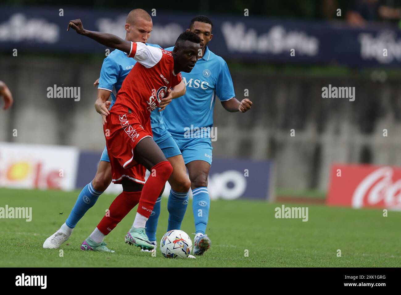 Le défenseur norvégien de Napoli Leo Ostigard conteste pour le ballon avec l'attaquant italien de Mantova Davis Mensah lors du match amical SSC Napoli vs Mantova dans le camp d'entraînement pré-saison 2024-25 de SSC Napoli à val di Sole dans le Trentin, Dimaro Folgarida Banque D'Images