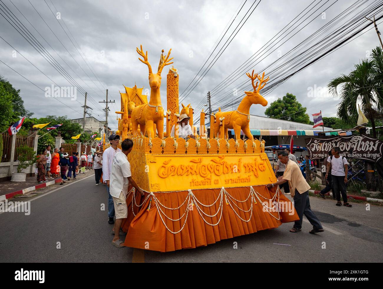 Thaïlande. 20 juillet 2024. Les villageois thaïlandais participent à la procession aux chandelles pour montrer leur respect et leur dévouement au bouddhisme et pour préserver leur patrimoine culturel. La tradition de la parade des bougies dans le sous-district de Mueang Chi, district de Mueang, province de Lamphun est un événement important pendant la période du Carême bouddhiste. Les villageois se sont rassemblés pour créer de grandes bougies et les faire paraître au temple comme un acte de dévotion et pour préserver leur patrimoine culturel local. Dans de telles traditions, il est le seul dans le nord de la Thaïlande qui a été pratiqué pendant des décennies. Crédit : SOPA images Limited/Alamy Live News Banque D'Images
