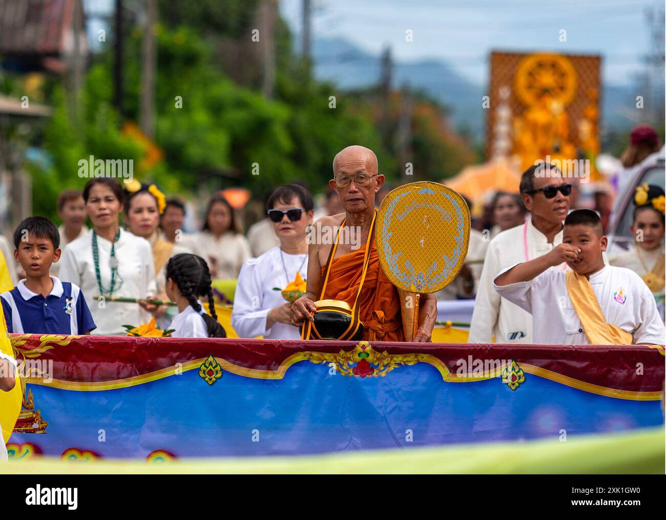 Thaïlande. 20 juillet 2024. Un moine thaïlandais participe à la procession aux chandelles pour faire preuve de respect et de dévouement envers le bouddhisme et préserver leur patrimoine culturel. La tradition de la parade des bougies dans le sous-district de Mueang Chi, district de Mueang, province de Lamphun est un événement important pendant la période du Carême bouddhiste. Les villageois se sont rassemblés pour créer de grandes bougies et les faire paraître au temple comme un acte de dévotion et pour préserver leur patrimoine culturel local. Dans de telles traditions, il est le seul dans le nord de la Thaïlande qui a été pratiqué pendant des décennies. Crédit : SOPA images Limited/Alamy Live News Banque D'Images