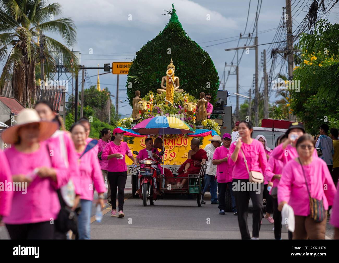 Thaïlande. 20 juillet 2024. Les moines thaïlandais participent à la procession aux chandelles pour montrer leur respect et leur dévouement au bouddhisme et pour préserver leur patrimoine culturel. La tradition de la parade des bougies dans le sous-district de Mueang Chi, district de Mueang, province de Lamphun est un événement important pendant la période du Carême bouddhiste. Les villageois se sont rassemblés pour créer de grandes bougies et les faire paraître au temple comme un acte de dévotion et pour préserver leur patrimoine culturel local. Dans de telles traditions, il est le seul dans le nord de la Thaïlande qui a été pratiqué pendant des décennies. Crédit : SOPA images Limited/Alamy Live News Banque D'Images