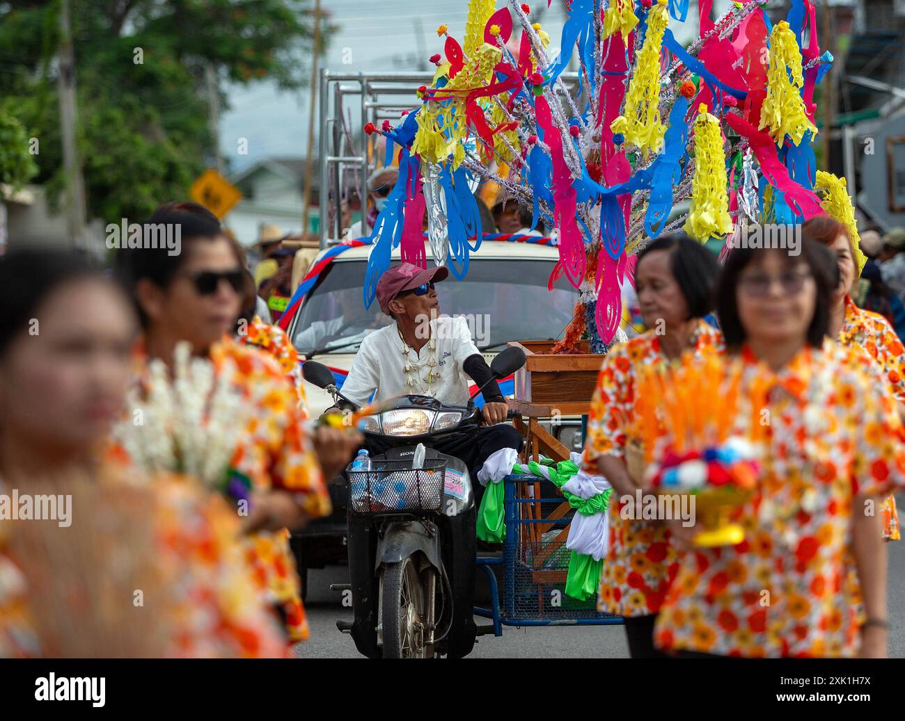 Thaïlande. 20 juillet 2024. Les villageois thaïlandais participent à la procession aux chandelles pour montrer leur respect et leur dévouement au bouddhisme et pour préserver leur patrimoine culturel. La tradition de la parade des bougies dans le sous-district de Mueang Chi, district de Mueang, province de Lamphun est un événement important pendant la période du Carême bouddhiste. Les villageois se sont rassemblés pour créer de grandes bougies et les faire paraître au temple comme un acte de dévotion et pour préserver leur patrimoine culturel local. Dans de telles traditions, il est le seul dans le nord de la Thaïlande qui a été pratiqué pendant des décennies. Crédit : SOPA images Limited/Alamy Live News Banque D'Images