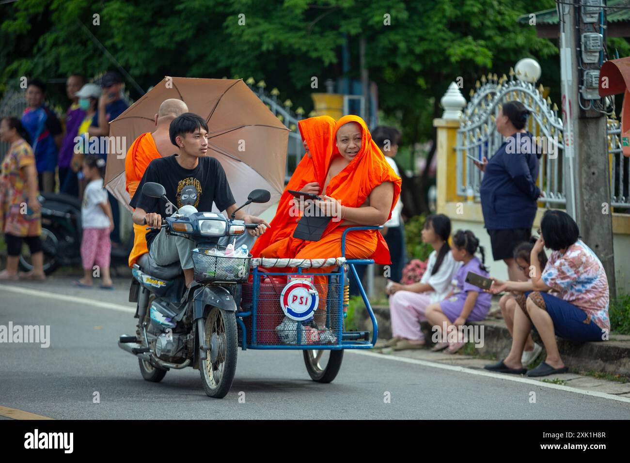 Thaïlande. 20 juillet 2024. Les moines thaïlandais participent à la procession aux chandelles pour montrer leur respect et leur dévouement au bouddhisme et pour préserver leur patrimoine culturel. La tradition de la parade des bougies dans le sous-district de Mueang Chi, district de Mueang, province de Lamphun est un événement important pendant la période du Carême bouddhiste. Les villageois se sont rassemblés pour créer de grandes bougies et les faire paraître au temple comme un acte de dévotion et pour préserver leur patrimoine culturel local. Dans de telles traditions, il est le seul dans le nord de la Thaïlande qui a été pratiqué pendant des décennies. Crédit : SOPA images Limited/Alamy Live News Banque D'Images