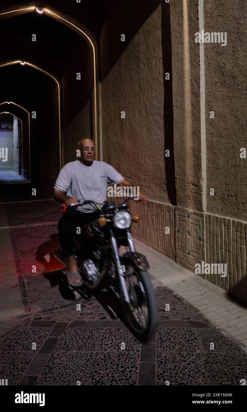 Yazd, Iran, 06.28.2023, vue de la rue de l'Iran, nuit à la ville de Yazd. Photo de mise au point sélective de la voiture et du motocycle. Banque D'Images