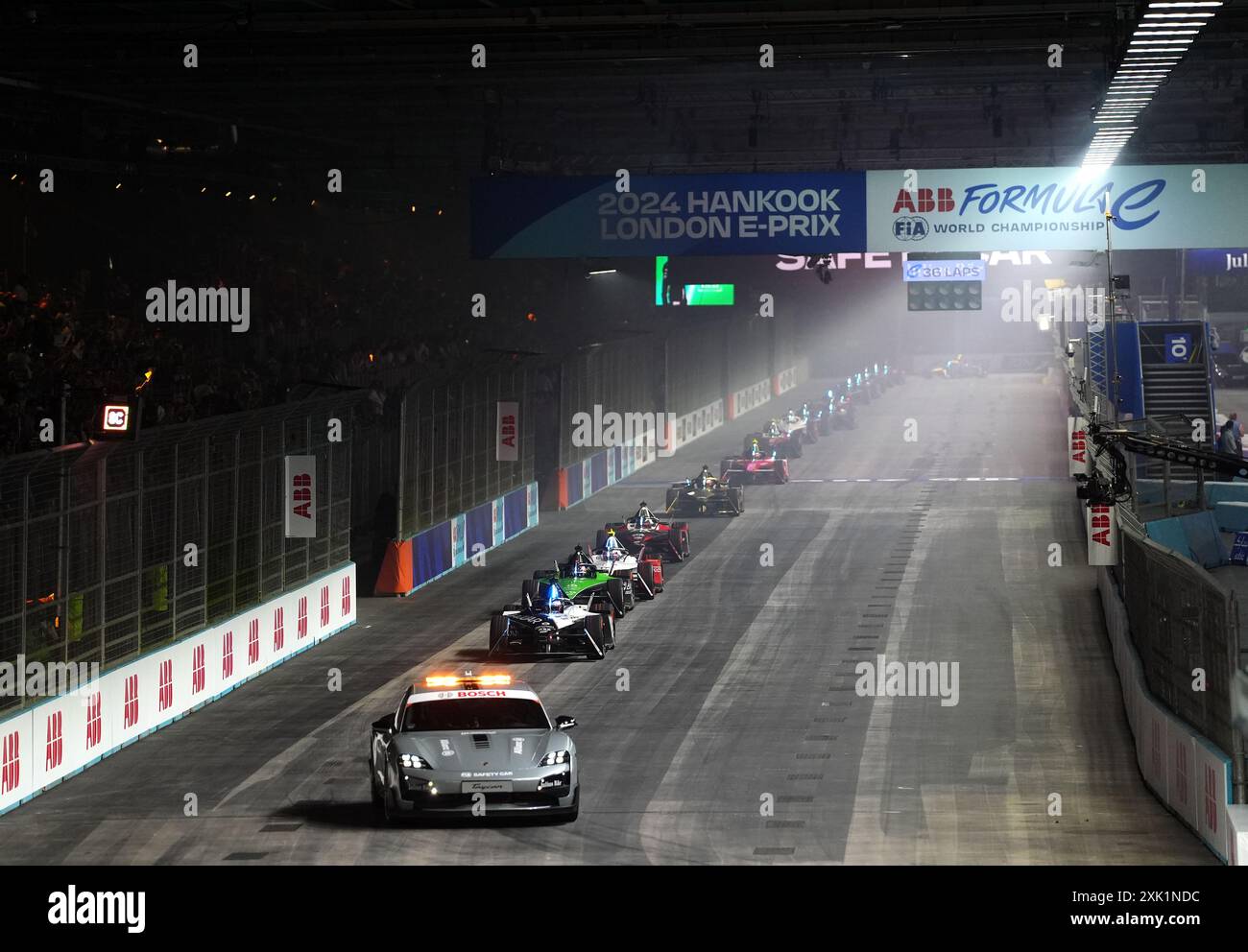 Voitures escortées par la voiture de sécurité le premier jour de l'E-Prix de Hankook Londres 2024 au Excel circuit, Londres. Date de la photo : samedi 20 juillet 2024. Banque D'Images