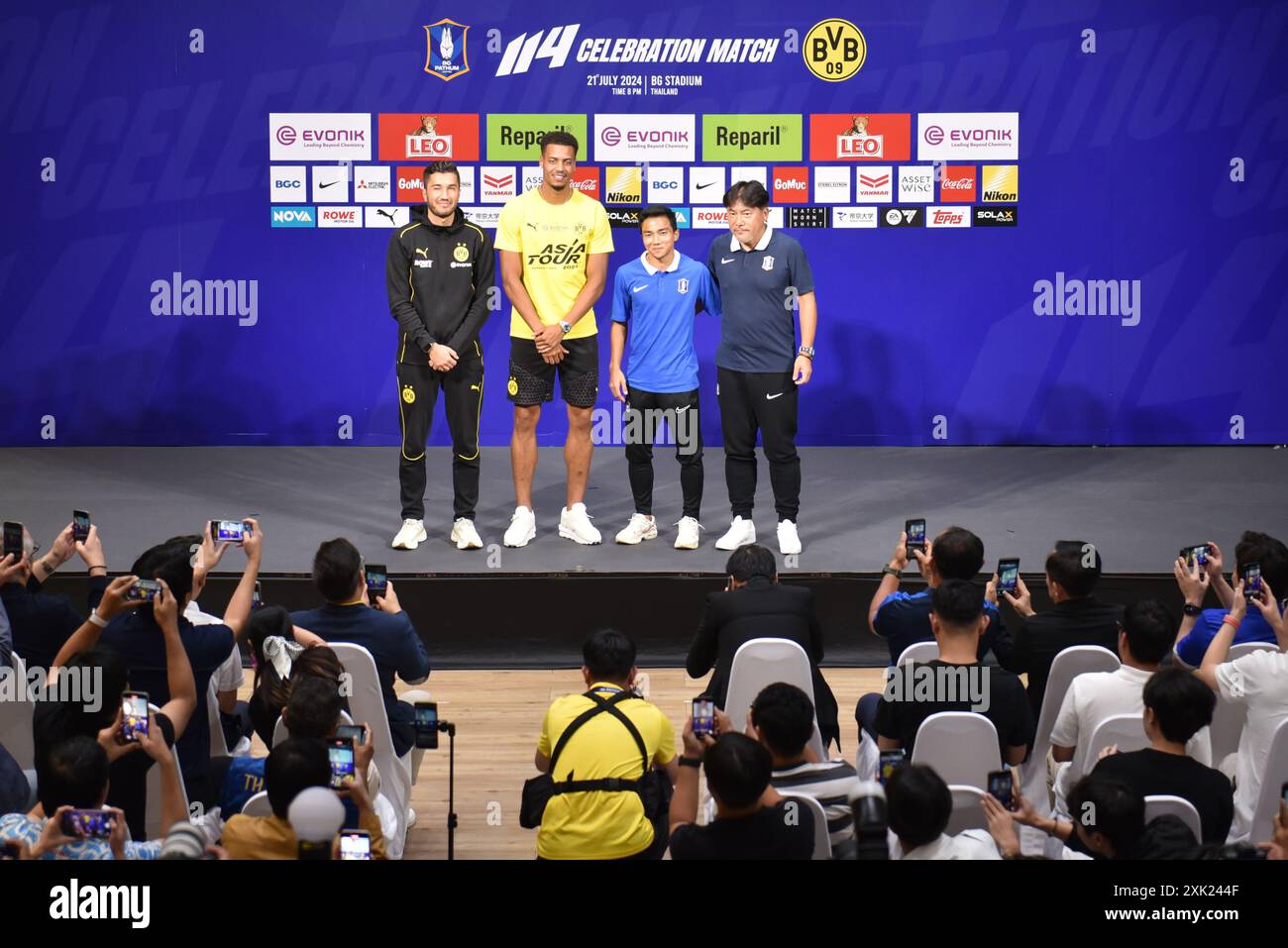 Bangkok, Thaïlande. 20 juillet 2024. Nuri Sahin(L1) entraîneur-chef du Borussia Dortmund, Felix Nmecha(L2) milieu de terrain du Borussia Dortmund, Chanathip Songkrasin(R2) capitaine du BG Pathum United, Makoto Teguramori(R1) entraîneur-chef du BG Pathum United, les ont rejoint sur scène Conférence de presse D'AVANT-match '114 célébration du BG Pathum United x BVB' au complexe Singha le 20 juillet, 2024 à Bangkok, Thaïlande. (Photo de Teera Noisakran/Sipa USA) crédit : Sipa USA/Alamy Live News Banque D'Images