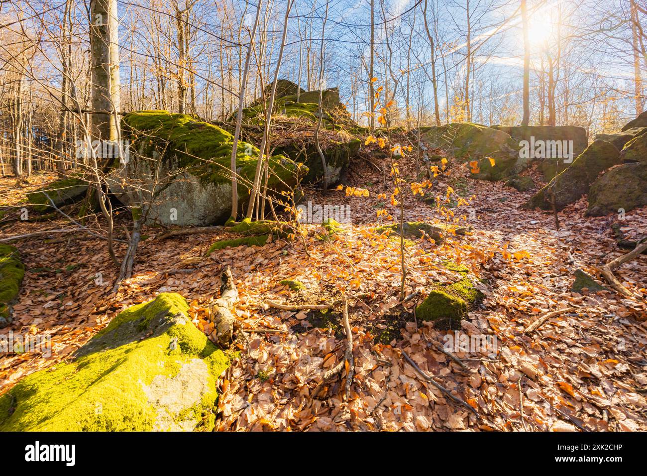 Peu de formations rocheuses petites et géantes à côté du sentier de montagne à la journée ensoleillée en hiver Banque D'Images
