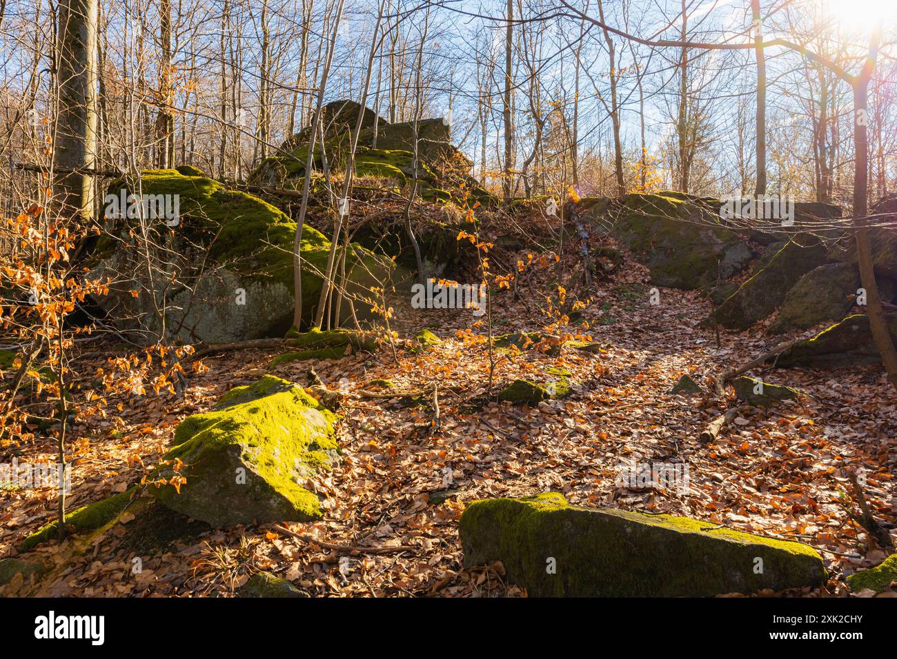 Peu de formations rocheuses petites et géantes à côté du sentier de montagne à la journée ensoleillée en hiver Banque D'Images