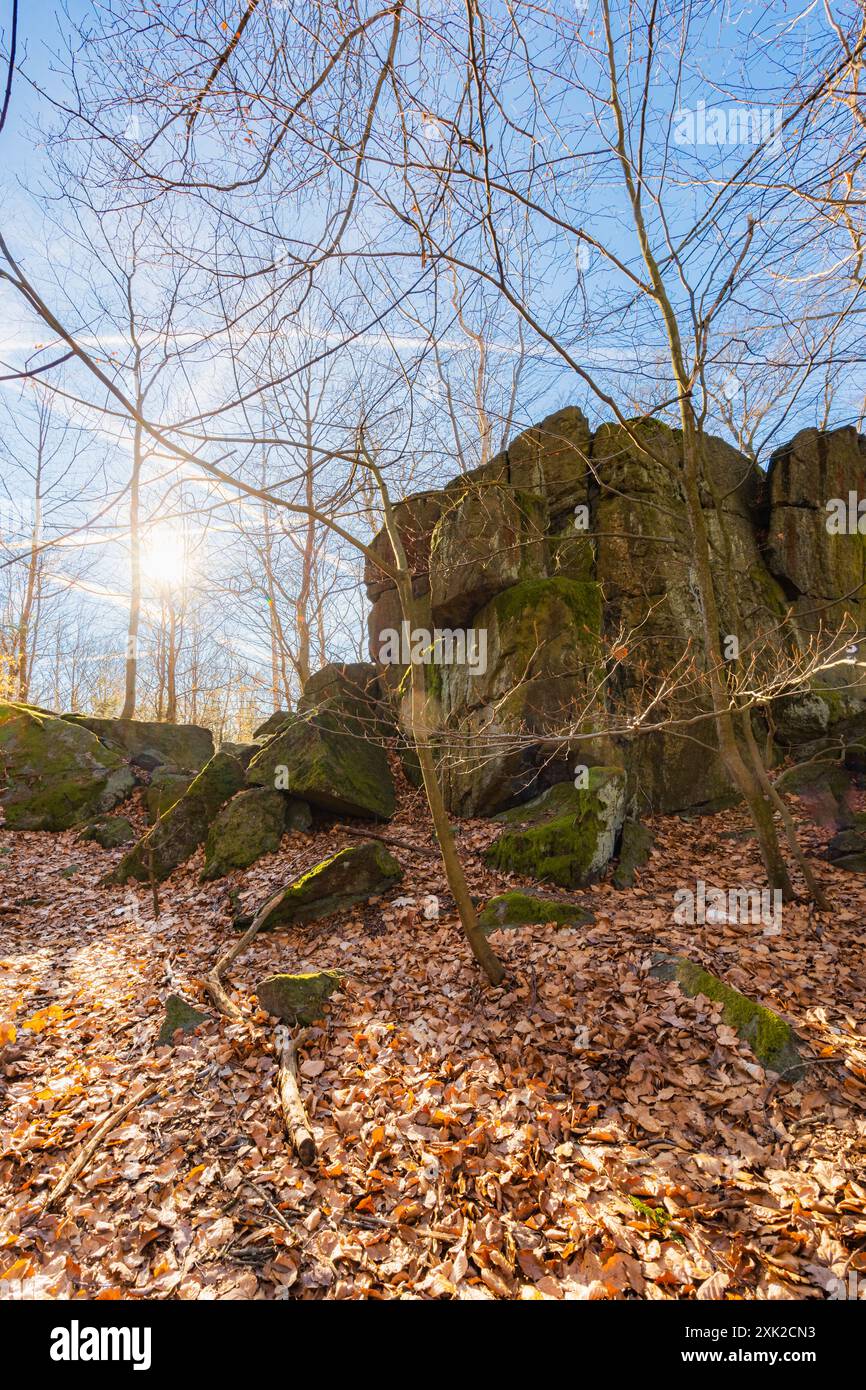 Peu de formations rocheuses petites et géantes à côté du sentier de montagne à la journée ensoleillée en hiver Banque D'Images