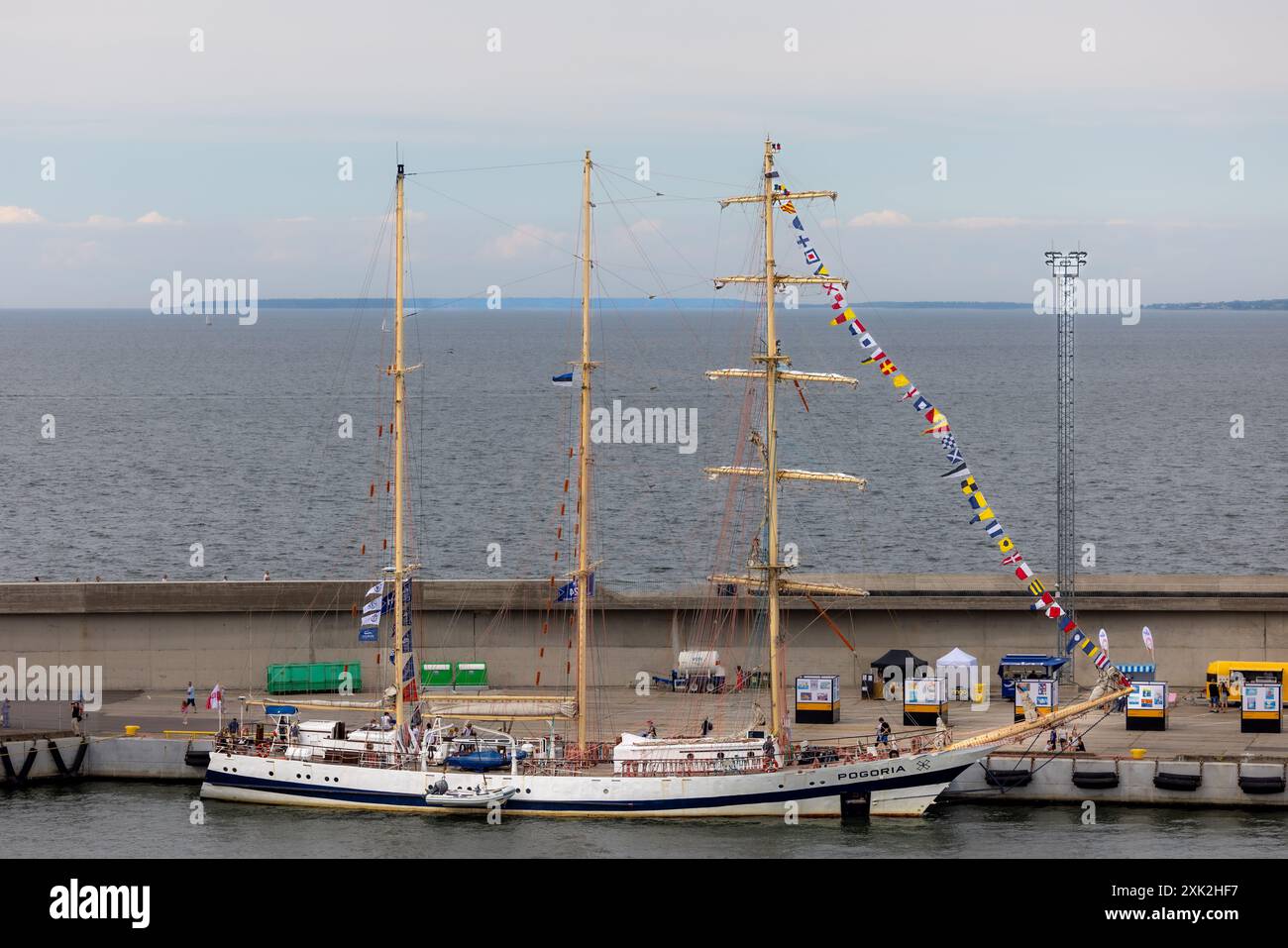 Un voilier accosté dans le port de Tallinn entre les jambes de la course des grands voiliers Banque D'Images