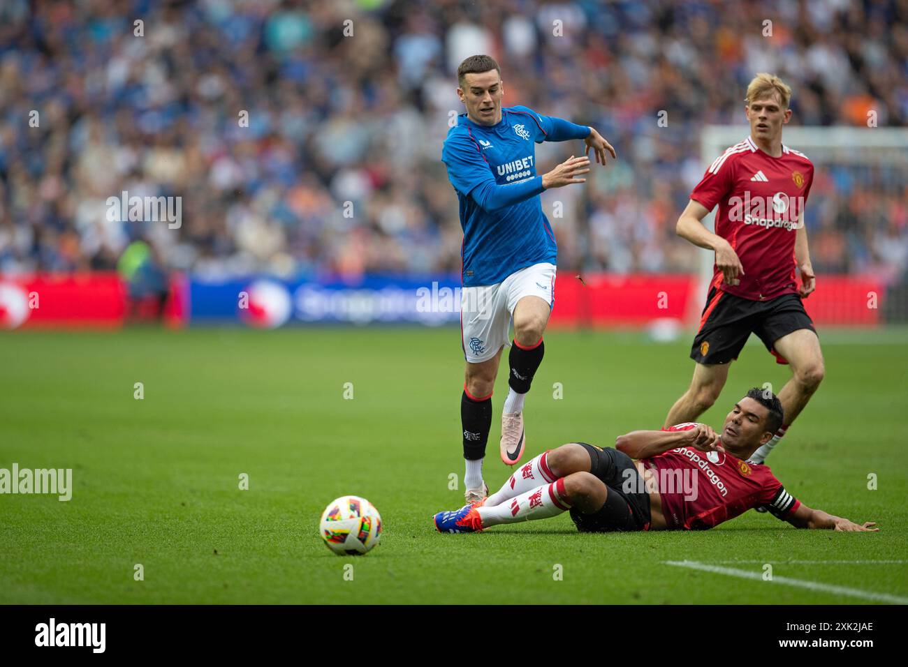 Edimbourg, Écosse, Royaume-Uni, 20 juillet 2024 - Carlos Casemiro affronte Tom Lawrence lors du match amical de pré-saison au Scottish Gas Murrayfield Stadium, Édimbourg le 20/07/2024 entre Manchester United et les Rangers - crédit : Thomas Gorman/Alamy News Live Banque D'Images