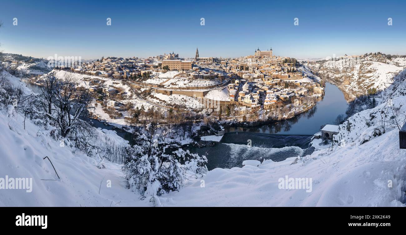 Cette superbe image panoramique capture la ville historique de Tolède, en Espagne, couverte de neige la vue montre la célèbre architecture médiévale, y compris moi Banque D'Images