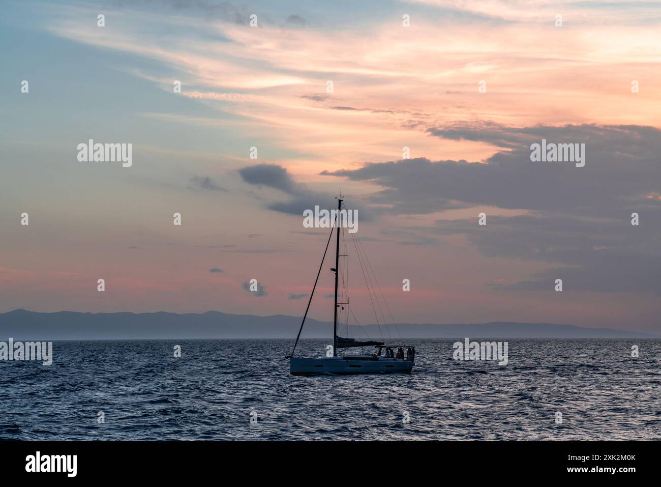 Yacht naviguant contre le coucher du soleil. Paysage de style de vie de vacances avec voilier skyline et silhouette de coucher de soleil. Tourisme de plaisance - promenade maritime en soirée. Roman Banque D'Images