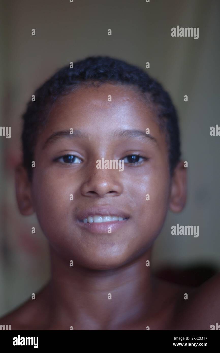 Portrai du garçon noir de 12 ans à Quilombo Agrovila Maruda, Alcantara, État de Maranhao, Brésil.. Un quilombo est une colonie de l'arrière-pays brésilien fondée par des personnes d'origine africaine. La plupart des habitants des quilombos ont fui d'anciens esclaves et, dans certains cas, une minorité de Brésiliens non esclaves marginalisés qui ont été confrontés à l'oppression pendant la colonisation. Banque D'Images