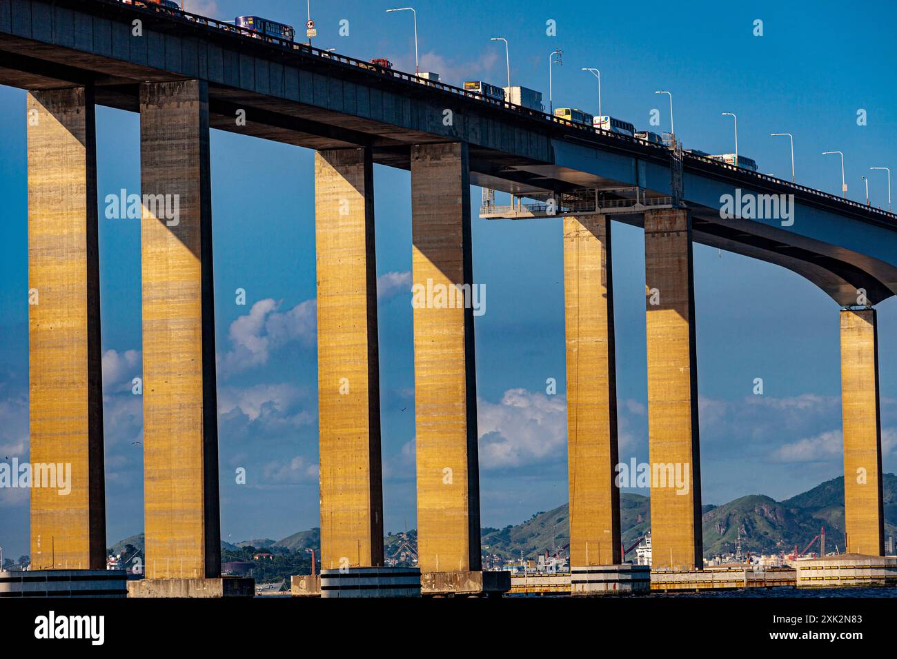 Piliers du pont Rio-Niteroi dans la baie de Guanabara., Rio de Janeiro, Brésil. Banque D'Images