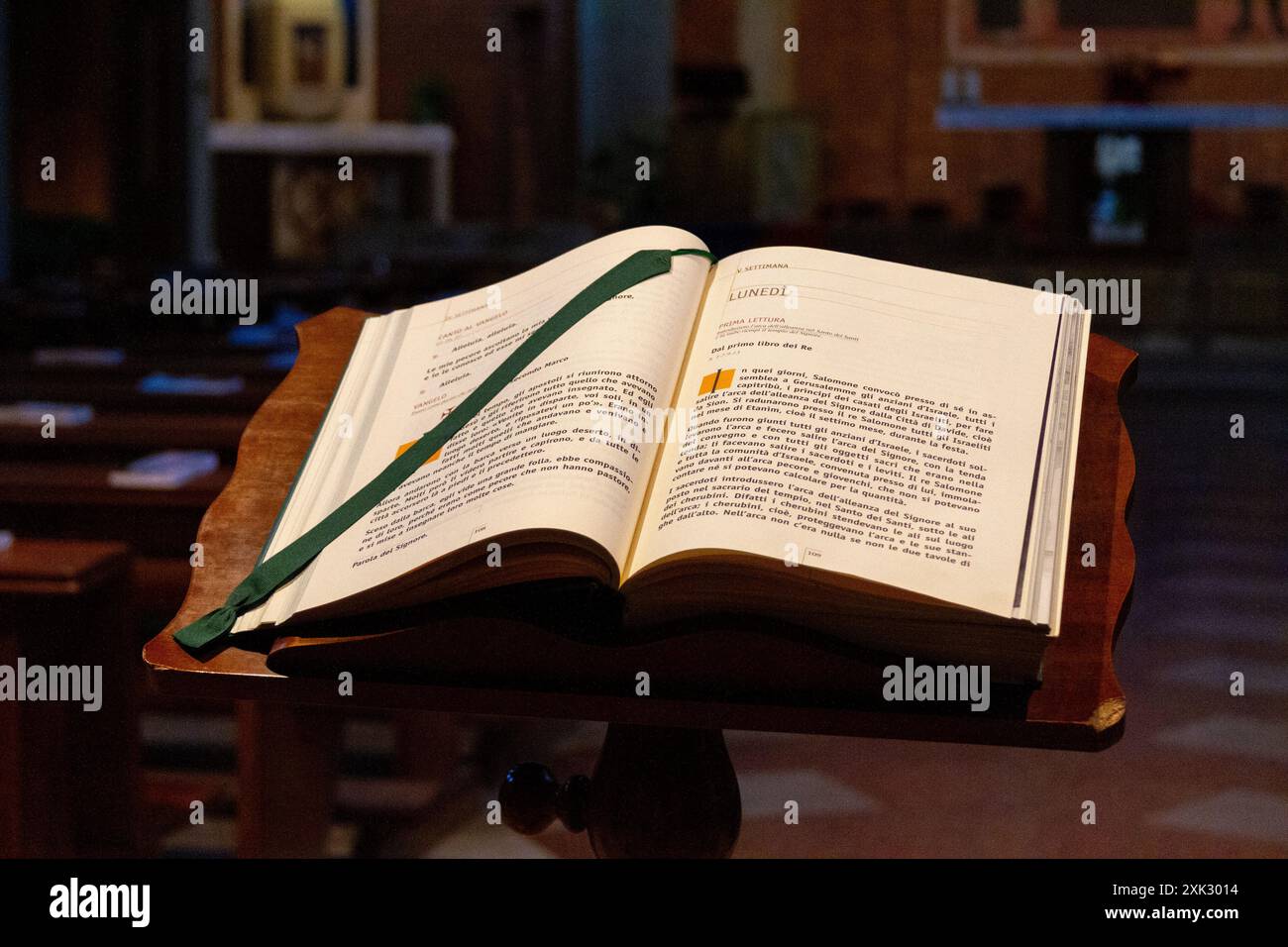 Un Livre de l'Évangile ouvert dans une église de Pavie, Italie. Banque D'Images