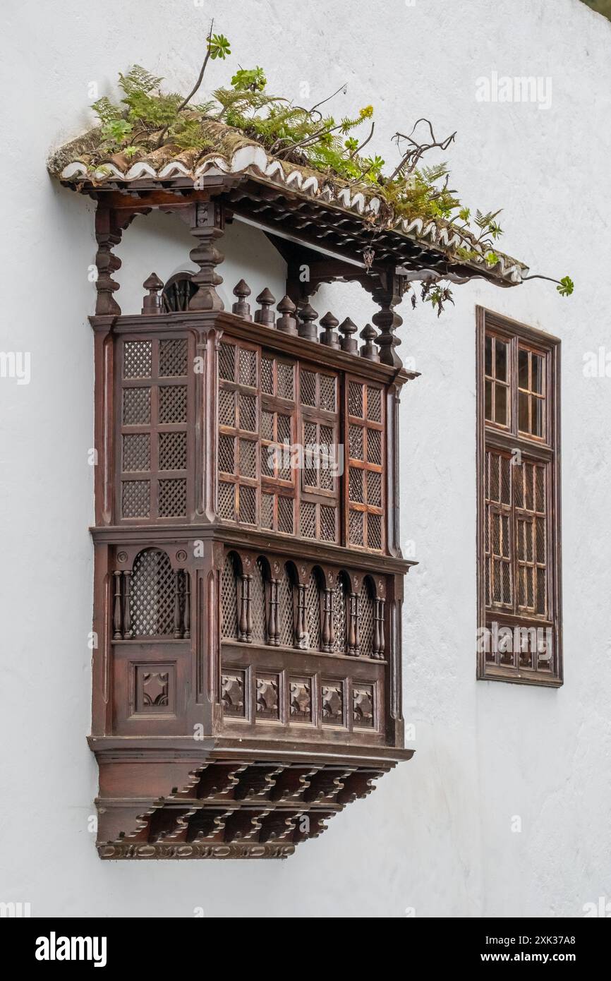 Vieux balcon sculpté en bois sur un bâtiment historique à Tenerife Banque D'Images