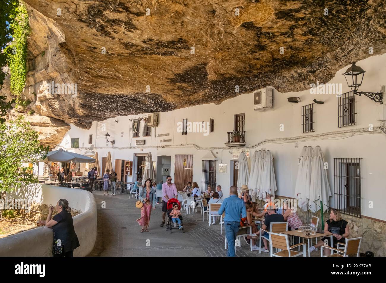 Calle Cuevas del sol Street dans la ville de Setenil de las Bodegas en Andalousie, Espagne Banque D'Images
