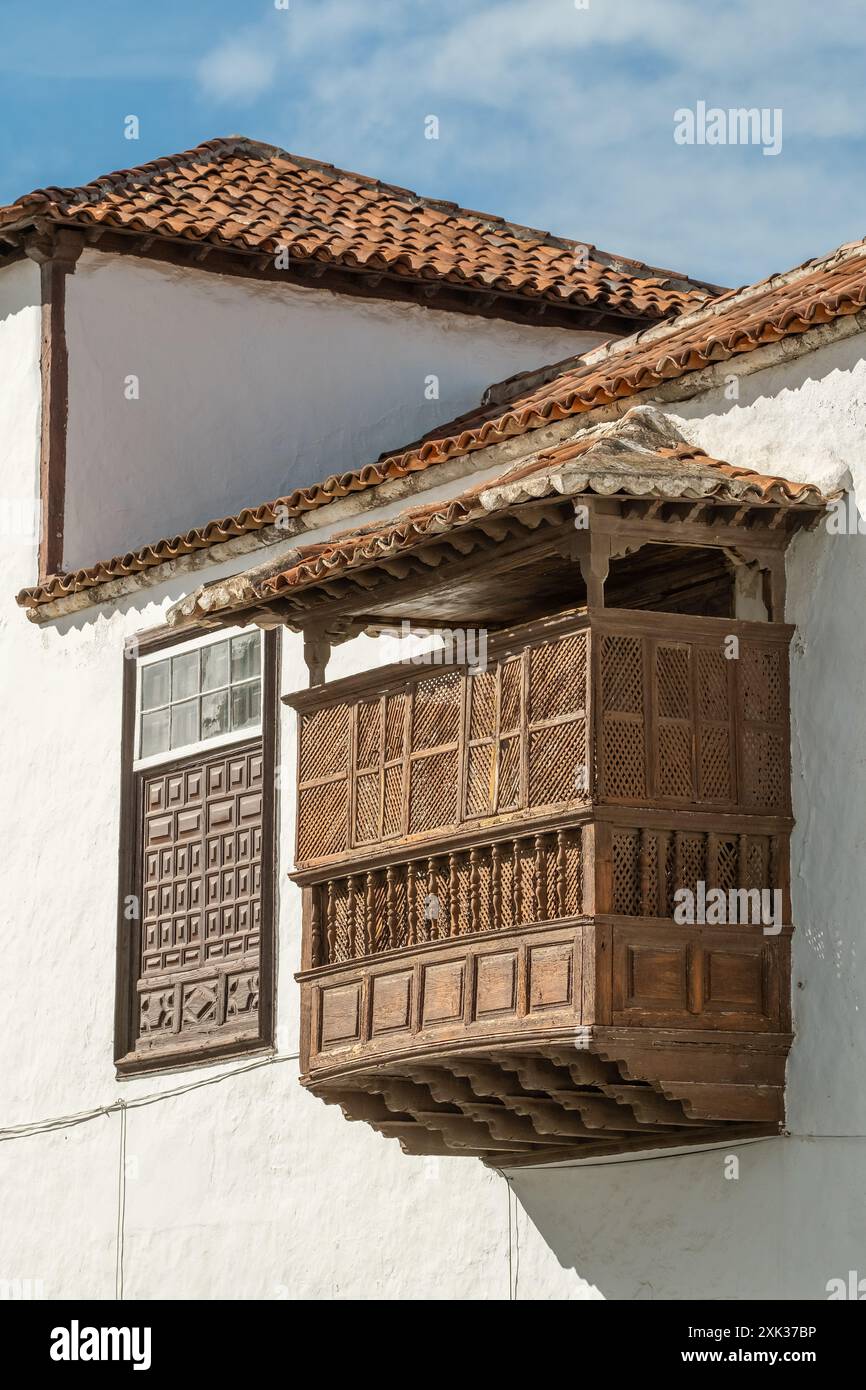Vieux balcon sculpté en bois sur un bâtiment historique à Tenerife Banque D'Images
