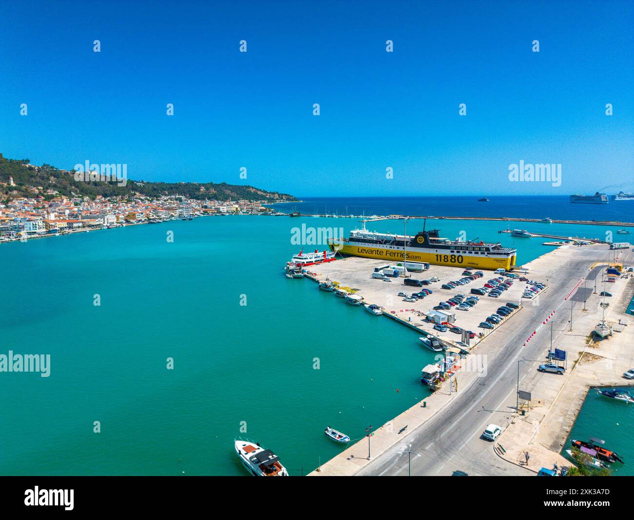 ZAKYNTHOS, GRÈCE - 20 JUIN 2024 : vue panoramique aérienne sur la ville de Zakynthos contre un beau ciel bleu d'été. Île de Zakynthos, mer Ionienne à weste Banque D'Images