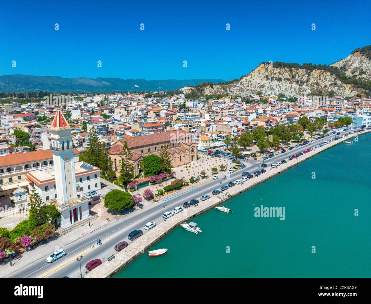ZAKYNTHOS, GRÈCE - 20 JUIN 2024 : vue panoramique aérienne sur la ville de Zakynthos contre un beau ciel bleu d'été. Île de Zakynthos, mer Ionienne à weste Banque D'Images
