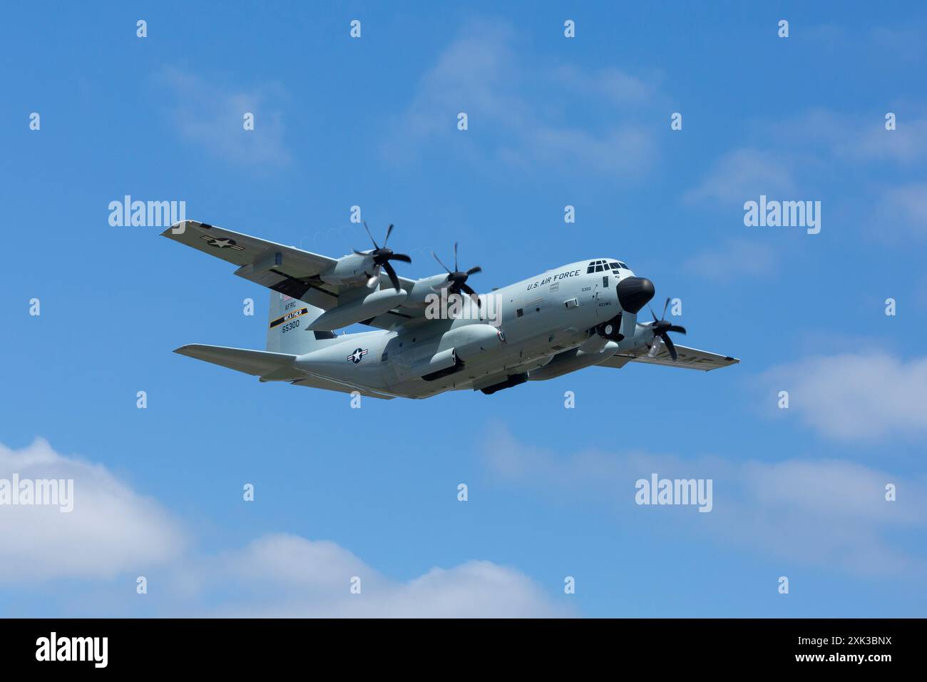 Un avion WC-130 Hercules (65300), piloté par le Commandement de la réserve de la Force aérienne pour des missions de reconnaissance météorologique, décolle à Boeing Field à Seattle. Banque D'Images