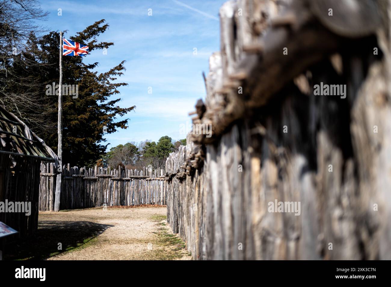James Fort Outer Wall avec British Union Jack à Historic Jamestown en Virginie // JAMESTOWN, Virginie — le mur extérieur recréé de James Fort montre l'Union Jack britannique à Historic Jamestown, le site de la première colonie anglaise permanente en Amérique. Le Fort James original a été établi en 1607 par la Virginia Company de Londres et a servi de fondement à la colonisation anglaise en Amérique du Nord. Les fouilles archéologiques menées par Preservation Virginia ont permis de découvrir l'emplacement et les vestiges du fort triangulaire original, qui mesurait environ 1,75 acres (0,7 hectares) Banque D'Images