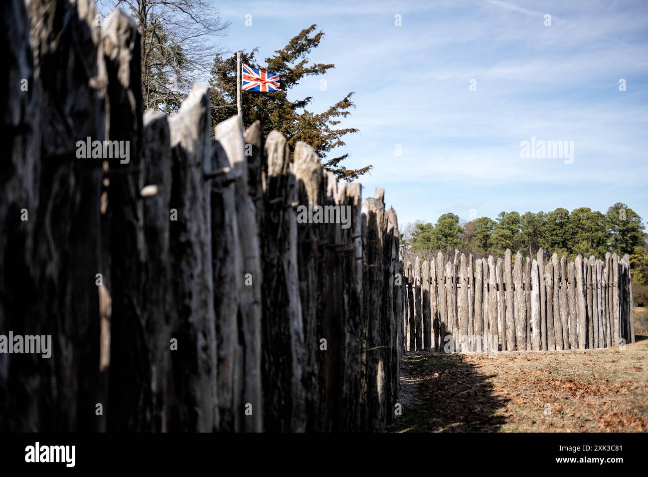 James Fort Outer Wall avec British Union Jack à Historic Jamestown en Virginie // JAMESTOWN, Virginie — le mur extérieur recréé de James Fort montre l'Union Jack britannique à Historic Jamestown, le site de la première colonie anglaise permanente en Amérique. Le Fort James original a été établi en 1607 par la Virginia Company de Londres et a servi de fondement à la colonisation anglaise en Amérique du Nord. Les fouilles archéologiques menées par Preservation Virginia ont permis de découvrir l'emplacement et les vestiges du fort triangulaire original, qui mesurait environ 1,75 acres (0,7 hectares) Banque D'Images