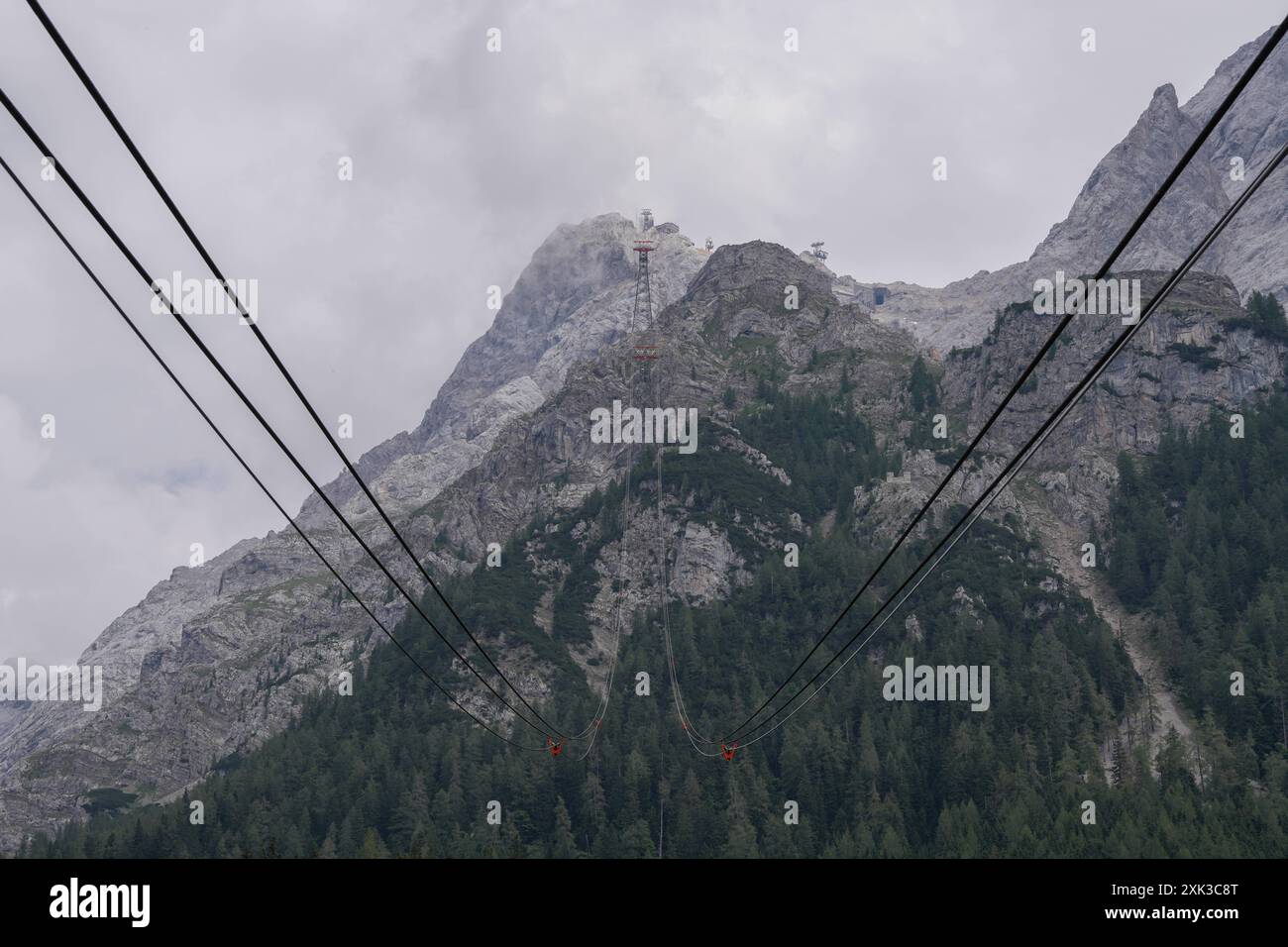 Symbolbild Zugspitze, höchster Berg Deutschlands, 2,962 Meter, Deutsche Post, höchstgelegener Briefkasten, Grenze Deutschland-Österreich, Wettersteingebirge, Seilbahnen : Eibsee-Seilbahn, Tiroler Zugspitzbahn, Gletscherbahn, Gipfelkreuz, Wetterstation, Panorama-Restaurant, Aussicht auf 400 Gipfel, vier Länder, Skigebiet Zugspitzplatt, Sommer : Wandern, Klettern, hiver : Skifahren, Snowboard, Eibsee, Zugspitz-Exponat, Tiroler Zugspitz Arena, Tourismus, Natur, Outdoor-Aktivitäten, Alpengipfel, Klimawandel, Gletscher, Alpenpanorama, Bergstationen, Naturschutz, UNESCO-Welterbe, Fotomotive. *** Sym Banque D'Images