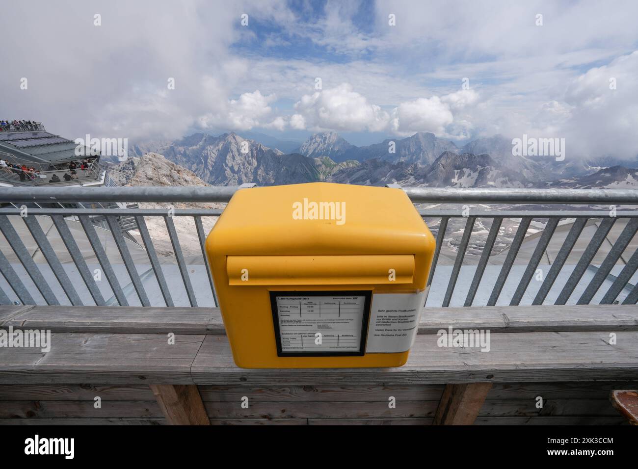 Symbolbild Zugspitze, höchster Berg Deutschlands, 2,962 Meter, Deutsche Post, höchstgelegener Briefkasten, Grenze Deutschland-Österreich, Wettersteingebirge, Seilbahnen : Eibsee-Seilbahn, Tiroler Zugspitzbahn, Gletscherbahn, Gipfelkreuz, Wetterstation, Panorama-Restaurant, Aussicht auf 400 Gipfel, vier Länder, Skigebiet Zugspitzplatt, Sommer : Wandern, Klettern, hiver : Skifahren, Snowboard, Eibsee, Zugspitz-Exponat, Tiroler Zugspitz Arena, Tourismus, Natur, Outdoor-Aktivitäten, Alpengipfel, Klimawandel, Gletscher, Alpenpanorama. *** Image symbolique Zugspitze, la plus haute montagne d'Allemagne, 2 9 Banque D'Images