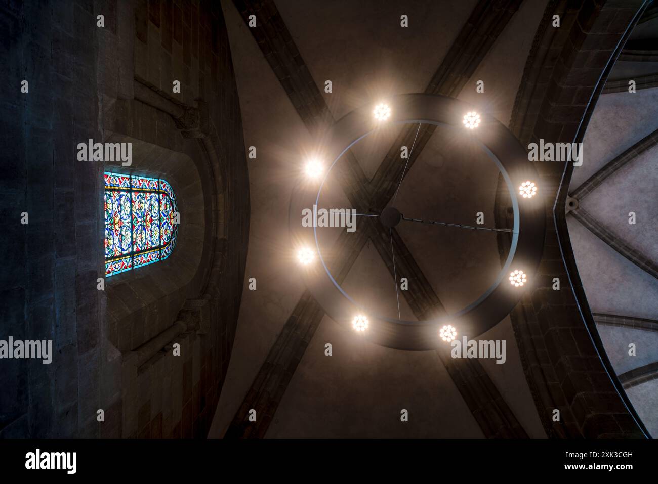 GENÈVE, Suisse — le magnifique édifice architectural de la cathédrale Saint-Pierre, niché au cœur de la vieille ville de Genève. Remarquable pour son mélange de styles architecturaux en raison de sa longue période de construction s'étendant sur plusieurs siècles, il est un symbole significatif de la riche histoire religieuse de la ville. C'était aussi l'église d'accueil adoptée par Jean Calvin, l'un des leaders de la réforme protestante, marquant davantage sa signification historique et religieuse. Banque D'Images