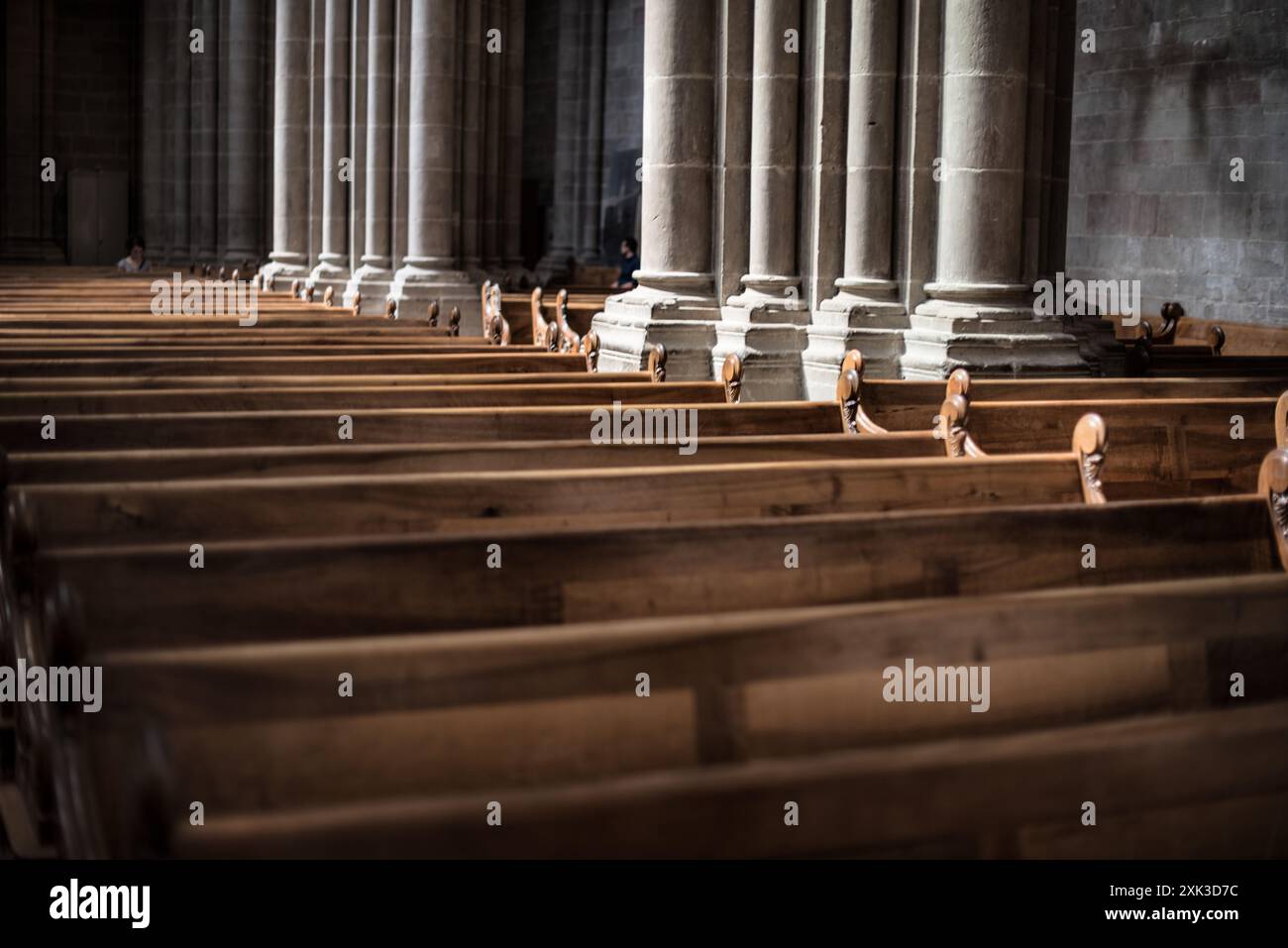 GENÈVE, Suisse — le magnifique édifice architectural de la cathédrale Saint-Pierre, niché au cœur de la vieille ville de Genève. Remarquable pour son mélange de styles architecturaux en raison de sa longue période de construction s'étendant sur plusieurs siècles, il est un symbole significatif de la riche histoire religieuse de la ville. C'était aussi l'église d'accueil adoptée par Jean Calvin, l'un des leaders de la réforme protestante, marquant davantage sa signification historique et religieuse. Banque D'Images