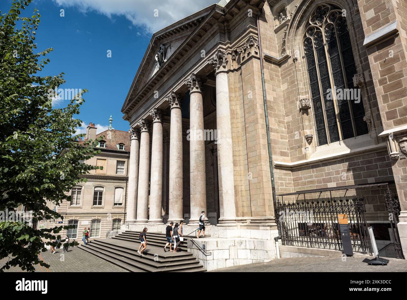 GENÈVE, Suisse — le magnifique édifice architectural de la cathédrale Saint-Pierre, niché au cœur de la vieille ville de Genève. Remarquable pour son mélange de styles architecturaux en raison de sa longue période de construction s'étendant sur plusieurs siècles, il est un symbole significatif de la riche histoire religieuse de la ville. C'était aussi l'église d'accueil adoptée par Jean Calvin, l'un des leaders de la réforme protestante, marquant davantage sa signification historique et religieuse. Banque D'Images