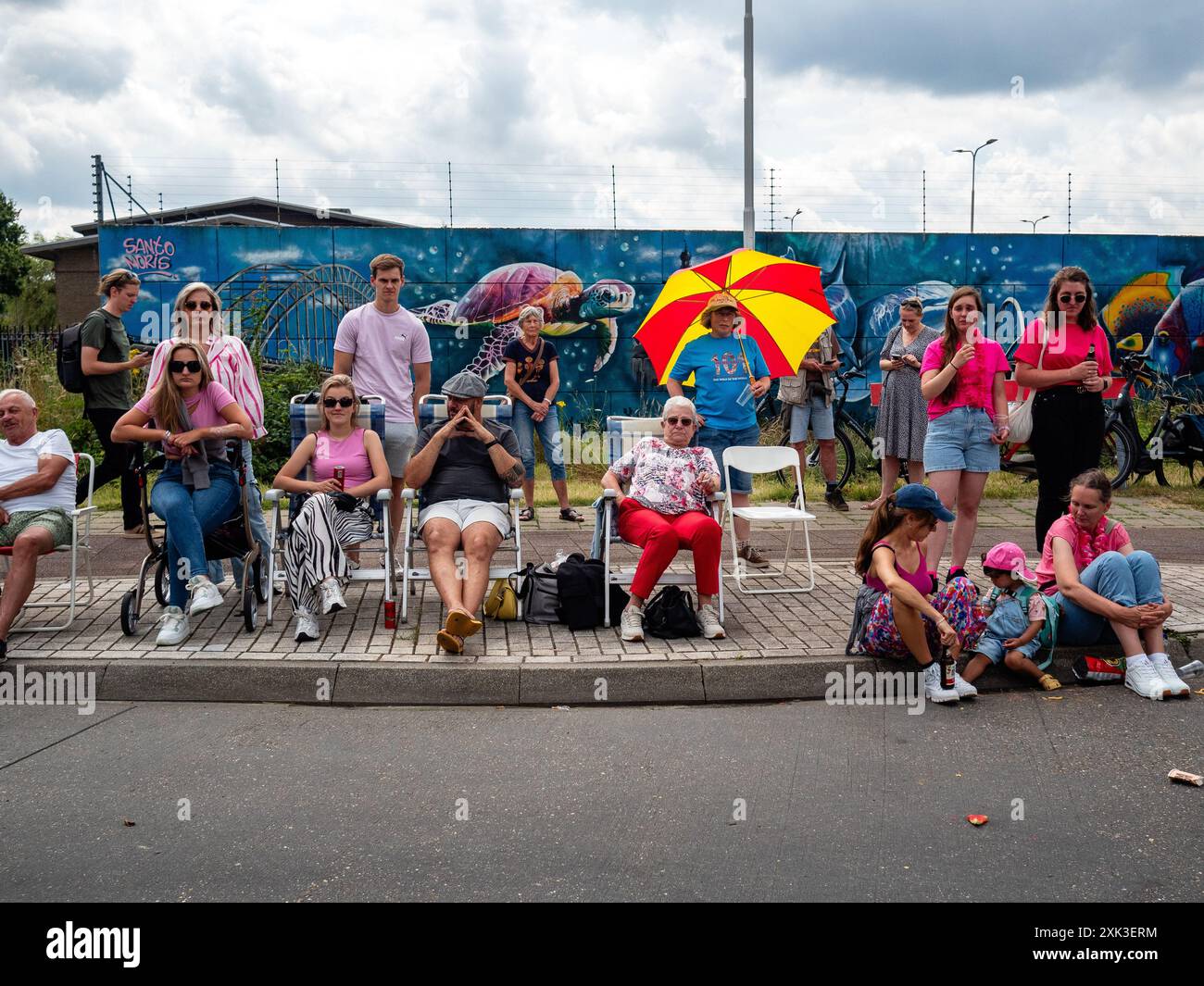 Nimègue, pays-Bas. 17 juillet 2024. Les gens sont vus regarder les participants passer. La Marche internationale des quatre jours (en néerlandais 'de Vierdaagse') est le plus grand événement de marche de plusieurs jours au monde, et est considérée comme le meilleur exemple d'esprit sportif et de lien international entre les militaires et les civils de nombreux pays différents. Cette année, en raison des températures chaudes, tous les itinéraires ont été plus courts de 10 km le dernier jour. (Crédit image : © Ana Fernandez/SOPA images via ZUMA Press Wire) USAGE ÉDITORIAL SEULEMENT! Non destiné à UN USAGE commercial ! Banque D'Images