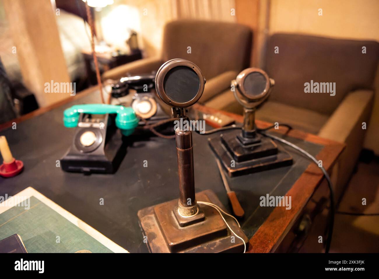 Bureau de guerre de Churchill Winston Churchill Londres / LONDRES, Royaume-Uni — le bureau de Winston Churchill est situé à côté des Churchill War Rooms historiques, le complexe souterrain qui a servi de centre de commandement du gouvernement britannique pendant la seconde Guerre mondiale, présentant la salle de guerre du Cabinet et la salle des cartes préservées dans leur état d'origine. Banque D'Images