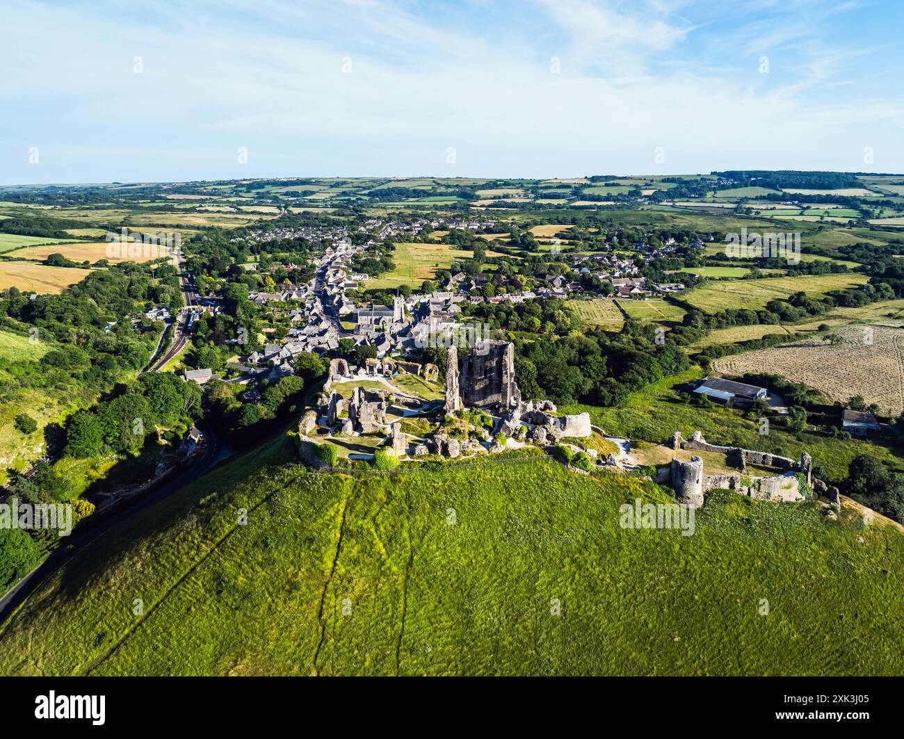 Ruines du château de Corfe d'un drone, Corfe Village, Purbeck Hills, Dorset, Angleterre, Europe Banque D'Images